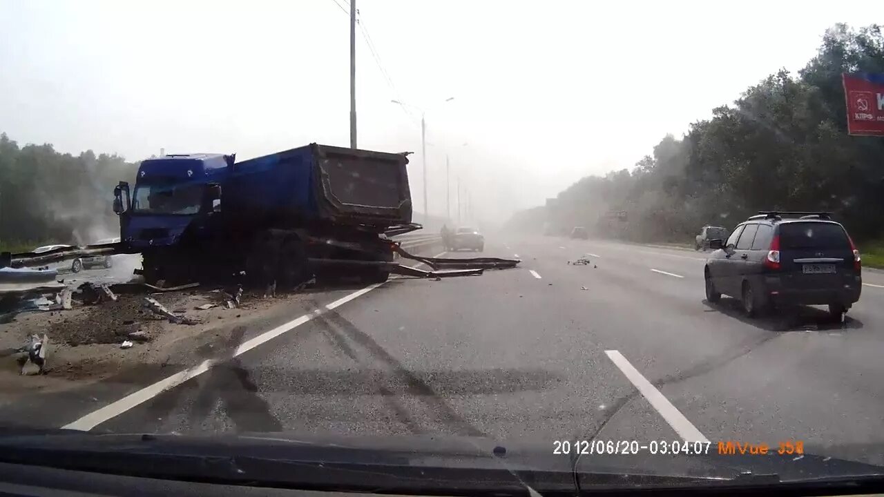 Лопнувшее колесо грузовика. Видео подборка ДТП В Смоленске. Я лето будет авария