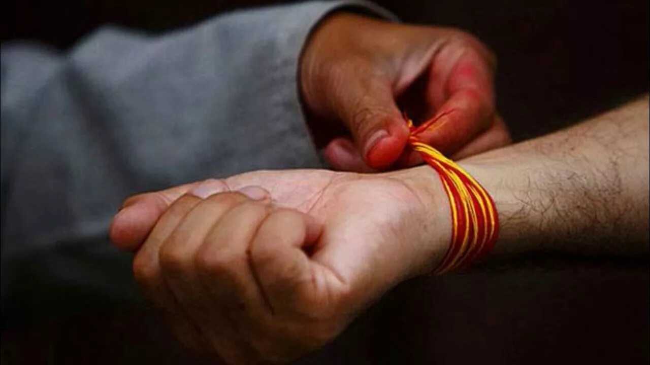 Буддийские веревочки на руку. Красная веревочка буддизм на руку. Красная нить в буддизме. Оранжевая нить на запястье. Веревка на запястье
