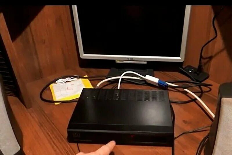 Телевизор из монитора. Приставка для цифрового телевидения к монитору компьютера. Монитор телевизор с приставкой. Телек из старого монитора. Телевизор из жк монитора.