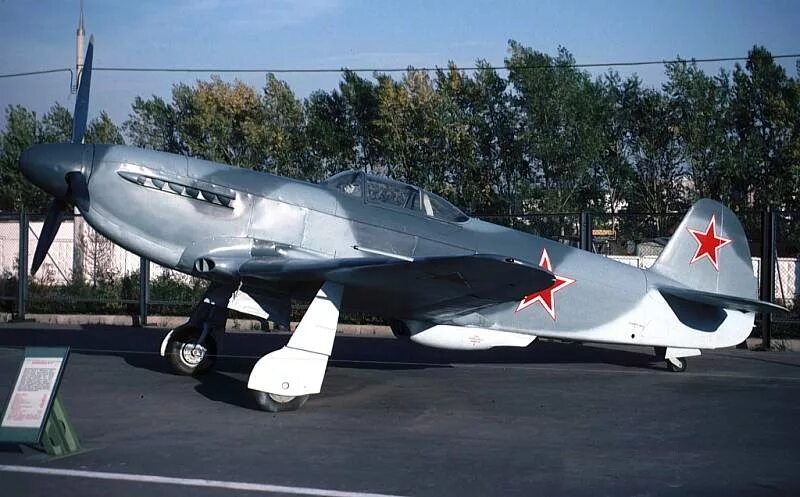 Истребители 2 3. Як 3. Yakovlev Yak-3. Як-3 истребитель. Макс 2009 Жуковский як 3.