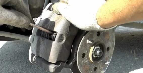 Как поменять задние колодки 2114 Задние тормоза. Lada 21093, 1,5 л, 1997 года своими руками DRIVE2