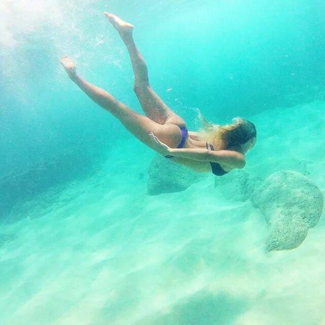 Плавать в море. Пляж под водой. Снится купаюсь в чистой воде. Плавать в воде во сне для женщины. Девушка плавает.