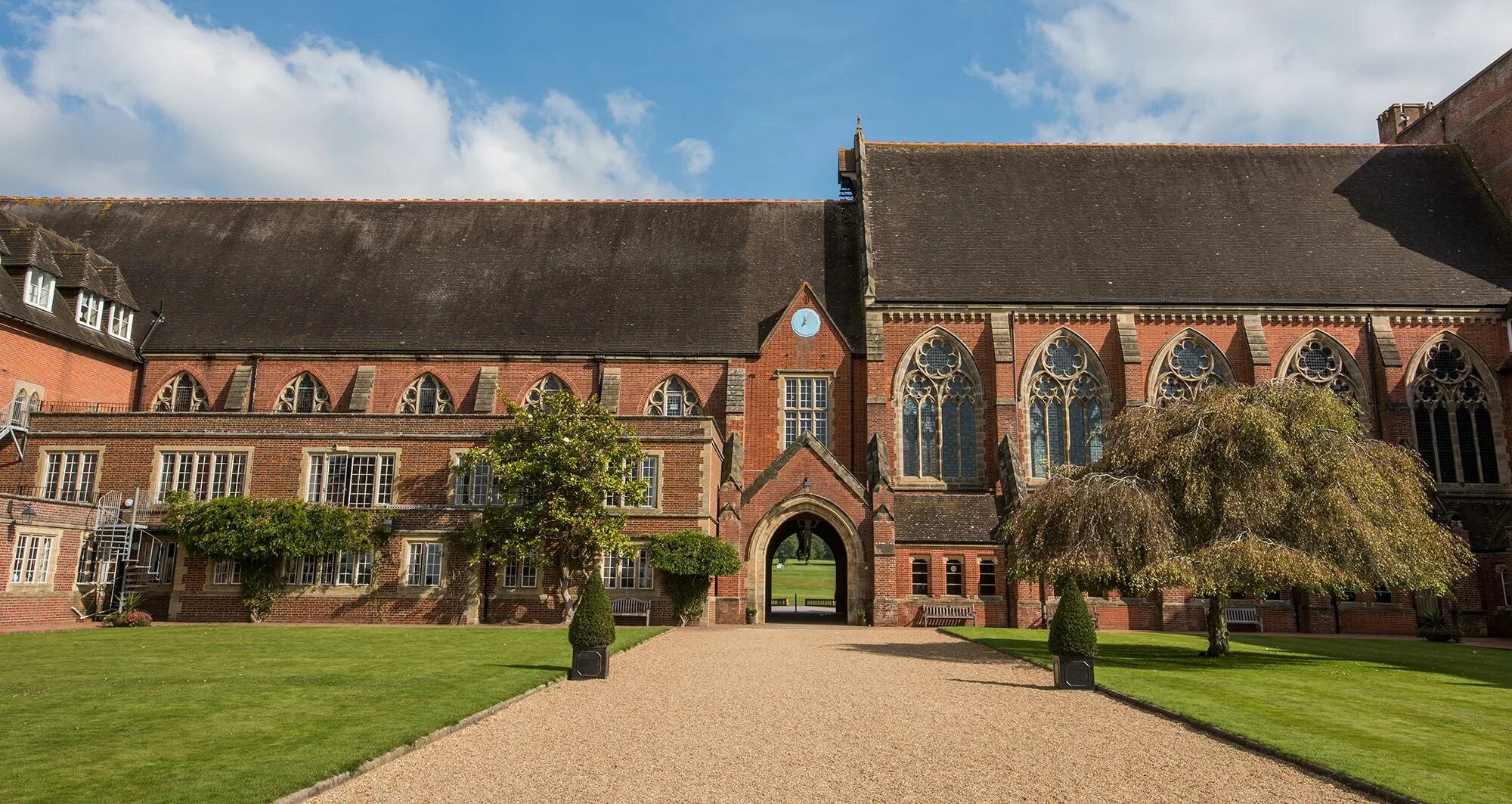 Английский колледж 4. Ardingly College Англия. Ardingly College Королева Англии. Университет винчестера Великобритания. Западный Сассекс Англия.