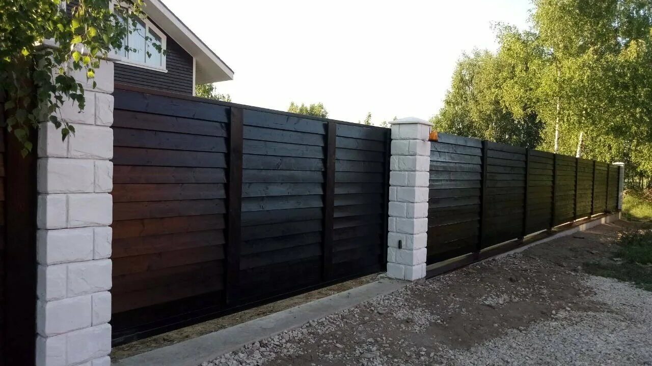 бревенчатый забор. металлический штакетник баррера. первый забор. металл профиль штакетник металлический. первый забор.