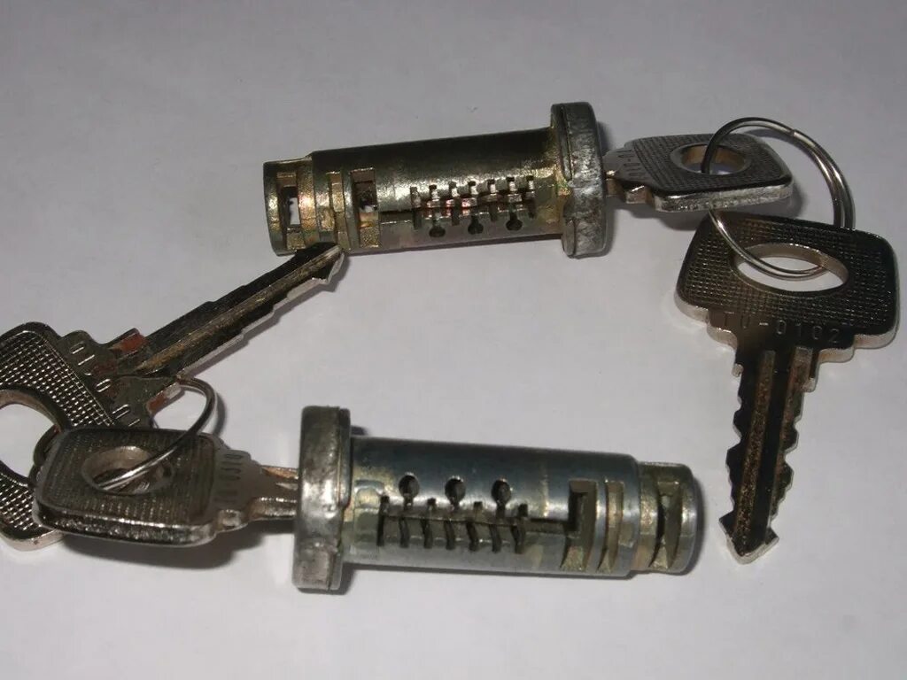 Как разобрать личинку замка зажигания на fiat albea. Разбор личинки навесного замка. Проворачивается личинка. Проворачивается личинка. Личинка замка двери шкода октавия а5.