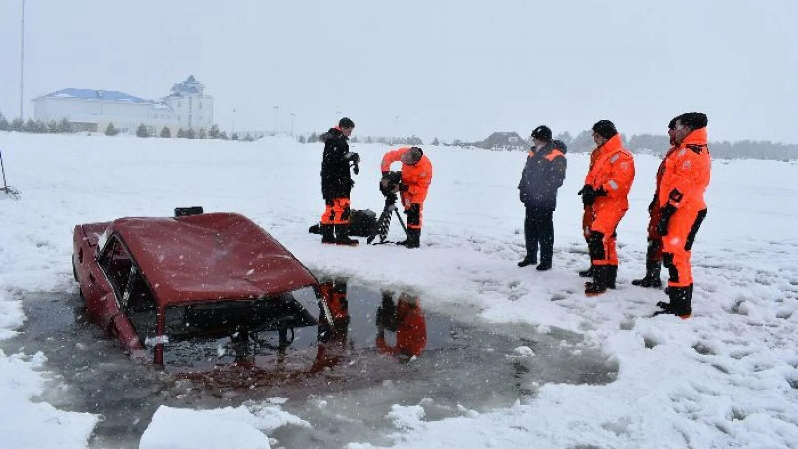 Утонувшие зимой. Машина провалилась под лед. Автомобиль провалился под лед. Машина ушла под лед. Машина подо льдом.