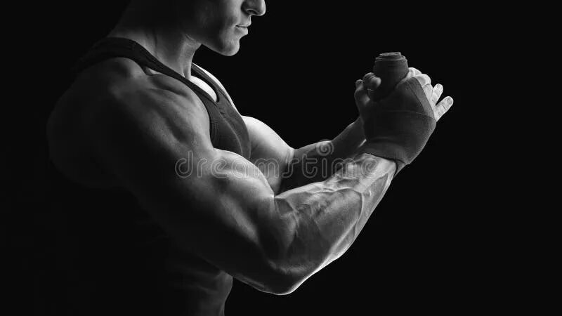 У нее сильные руки. Руки в боксерских перчатках. Сильные мужские руки фото. Сильная рука картинка. Сильные руки мужчины в черно белом.