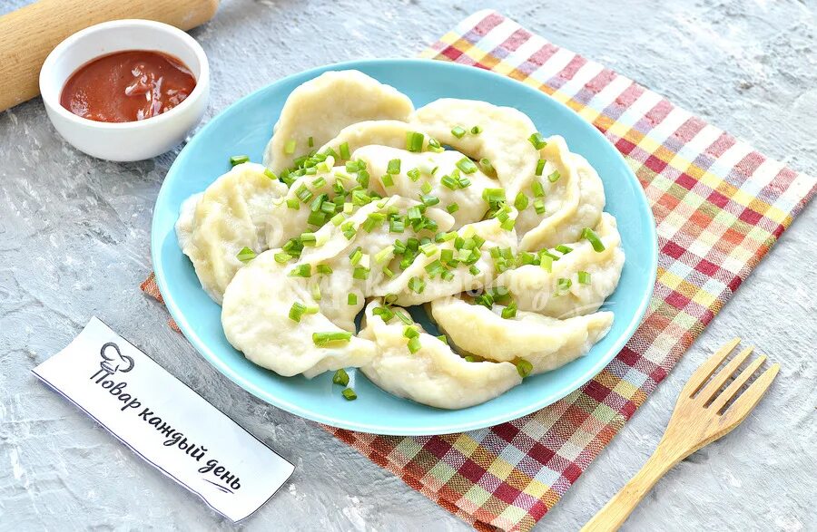 Вареники с капустой и салом. Вареники с картошкой и салом. Вареники с картофелем и шпиком. Вареники с грибами. Пельмени с салом.