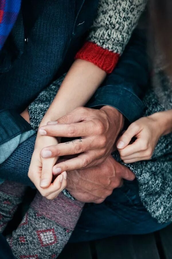 Рука в руке. Руки влюбленных. Мужская рука. Мужская и женская рука.