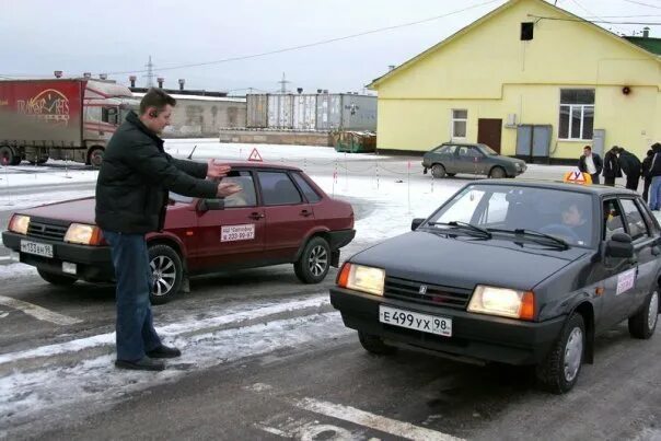 Автошкола комендантский проспект. Ветеранов 142 автошкола. Автошкола 4 колеса санкт-петербург. Автошкола достоевский. Помещение автошколы.