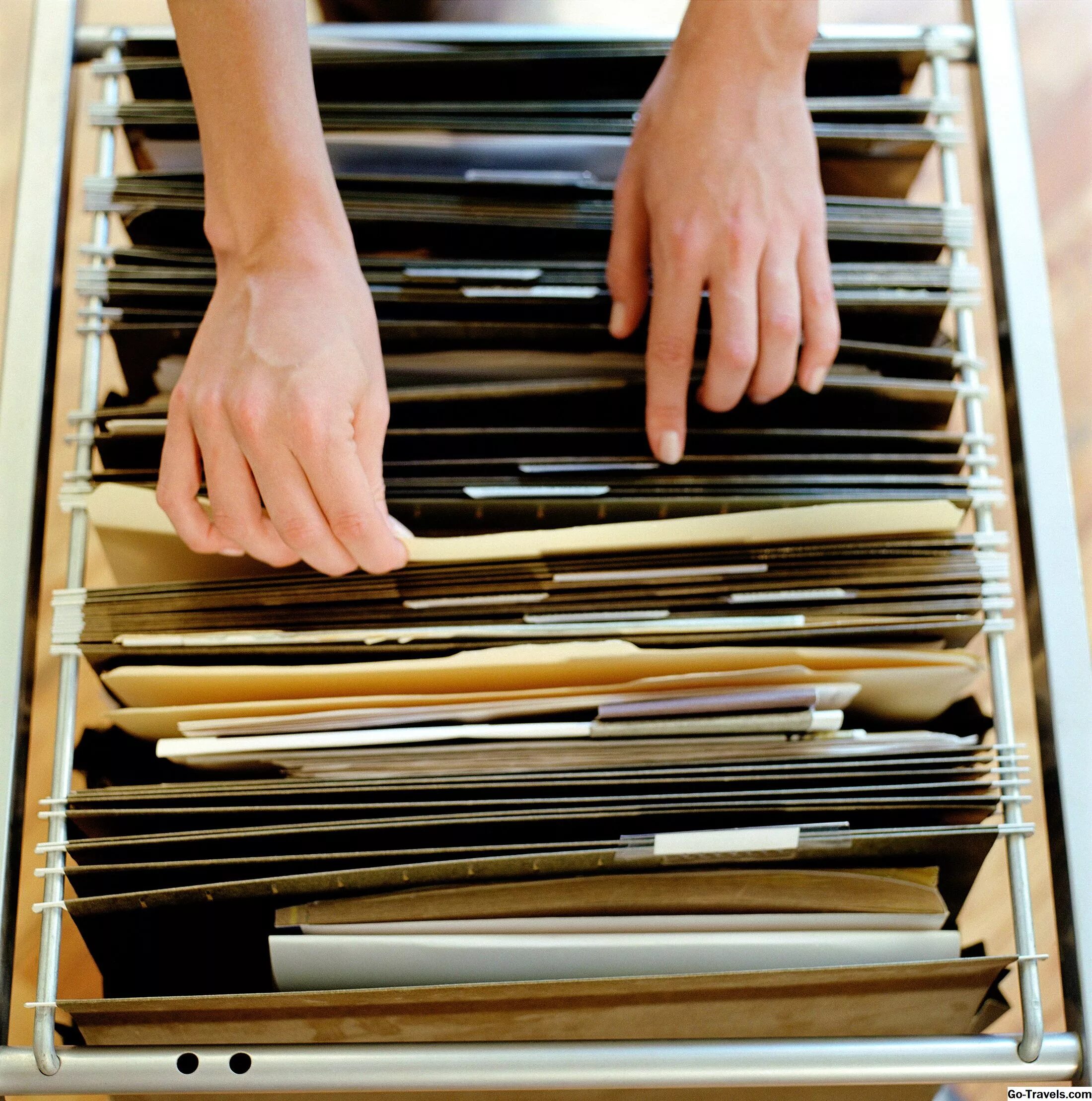 Стопка личных дел. Папки с делами в архивах. Оформление документов. Хранение личных дел.