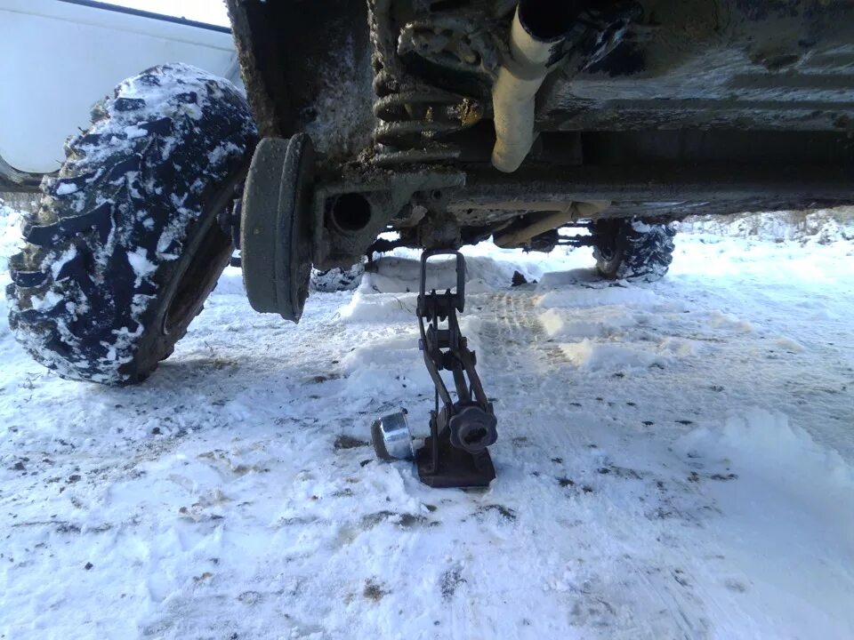 Погнул привод. Погнутая задняя балка. погнуло заднюю балку. подвеска haval dargo вмятины погнута рулевая. погнутая балка задняя фото.