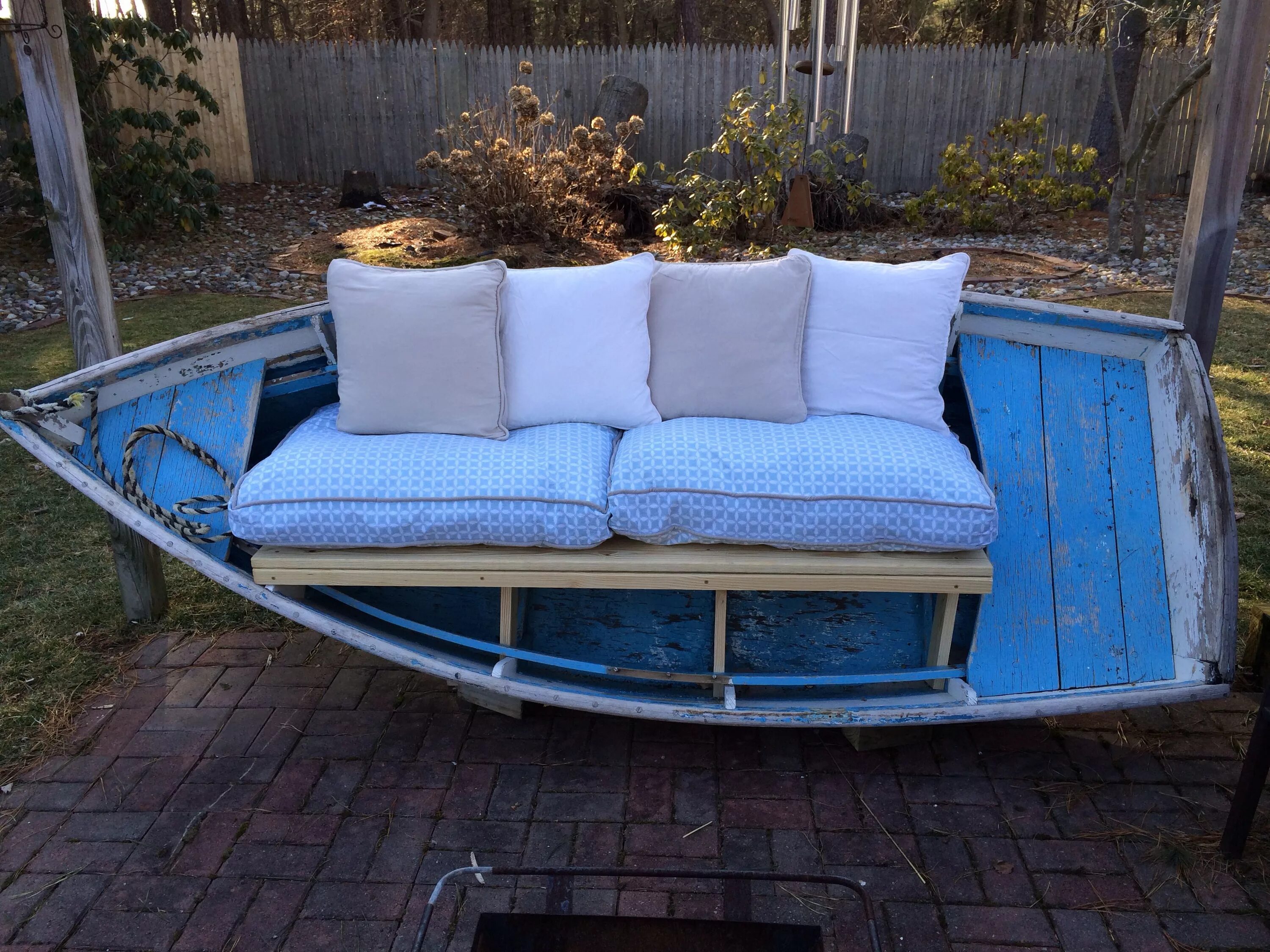 Лодка скамейка. Скамейка в виде лодки. Скамейка в виде лодки. Старая лодка в интерьере. Стол в виде лодки.