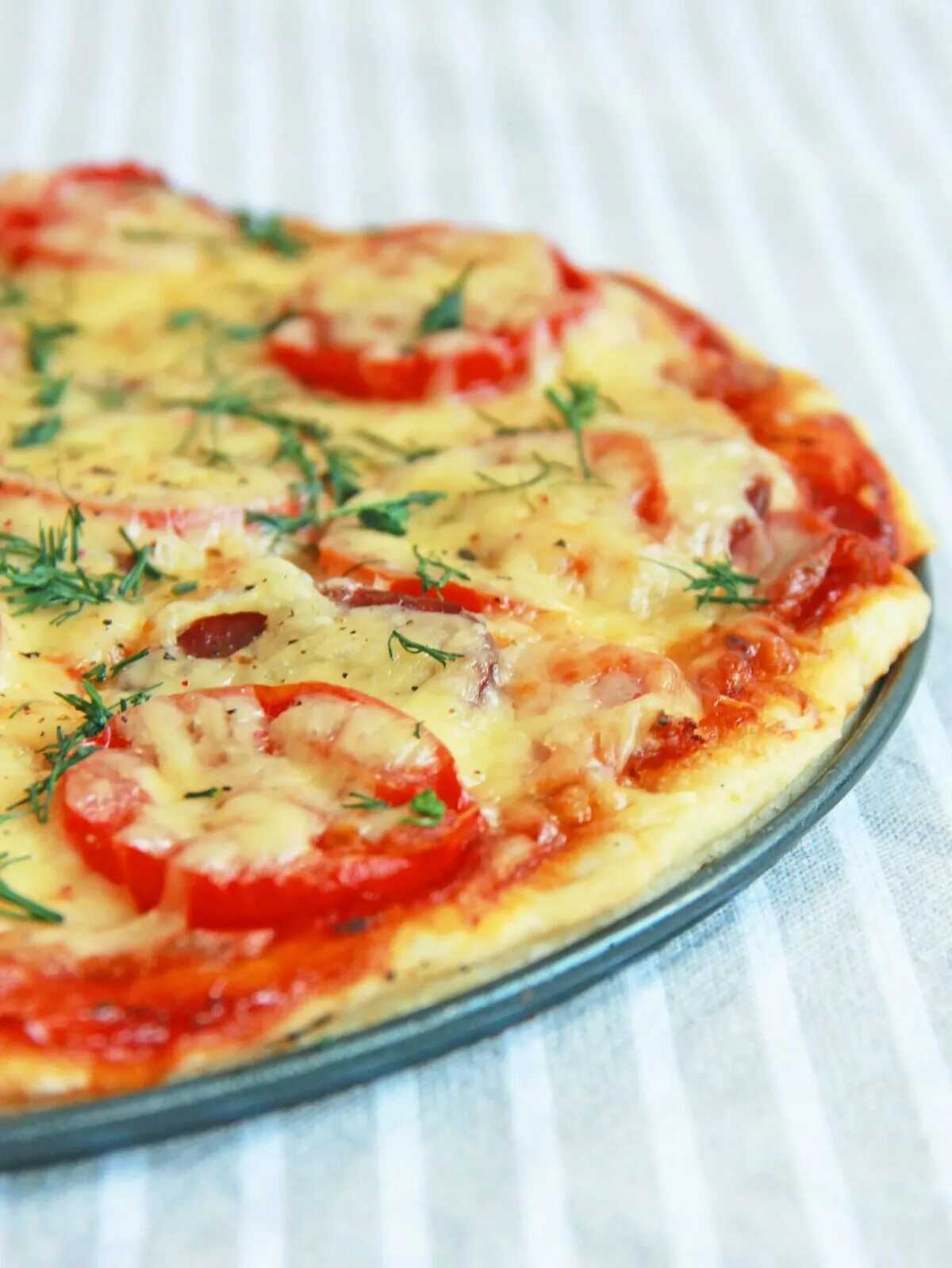 Домашняя пицца без колбасы. "Пицца". Пицца с томатами. Пицца с сыром и томатами. Пицца с зеленью.