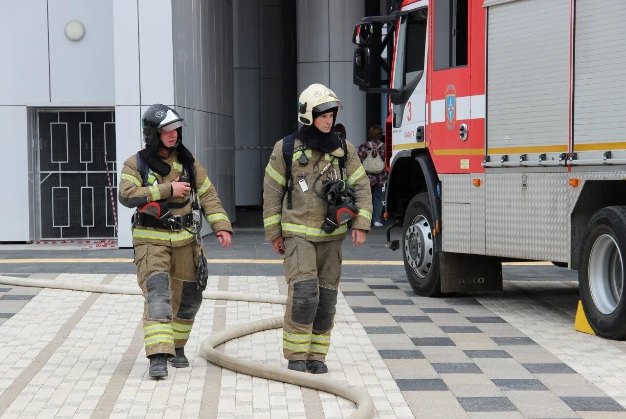 Мчс чеченской республики. Мчс спасает. Пожарные москвы. Сергей герасимов пожарный юао. Московские пожарные.