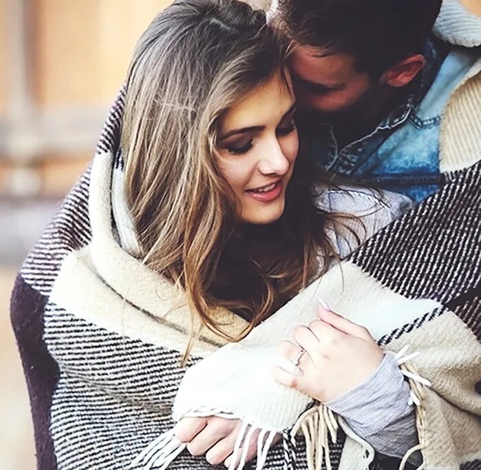 объятия зимой. пришла любовь ко мне. счастливые влюбленные. нежно и ласково. объятия.