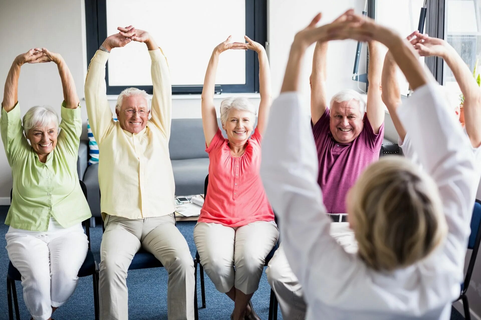 Много пожилых людей. Физкультура для пожилых. Физкультура для пенсионеров. Физические упражнения для пожилых. Оздоровительная физкультура для пожилых.