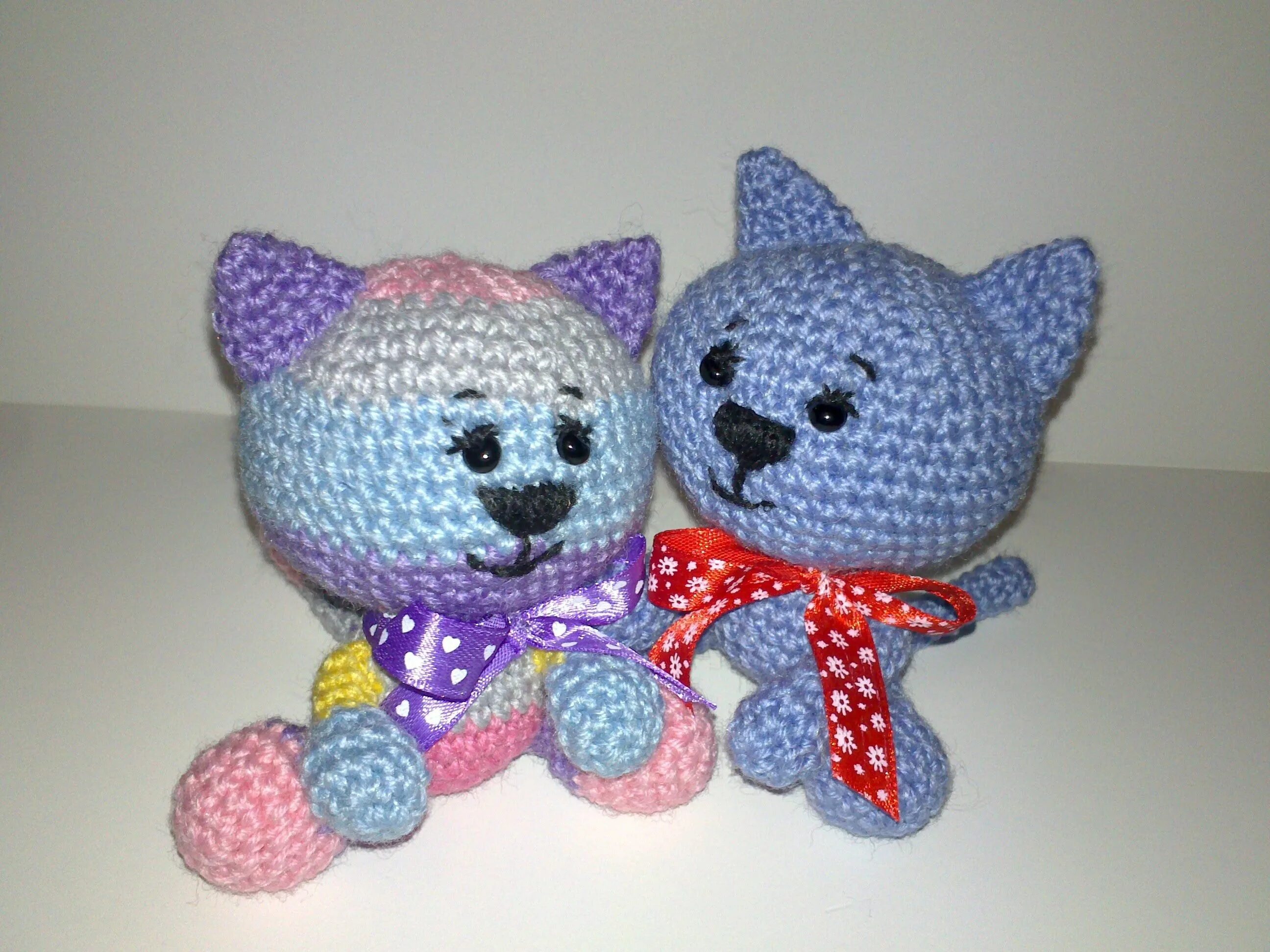 Амигуруми котенок. Кот амигуруми крючком. Кот мурзик крючком. Игрушка котик крючком. Амигуруми котик связать.