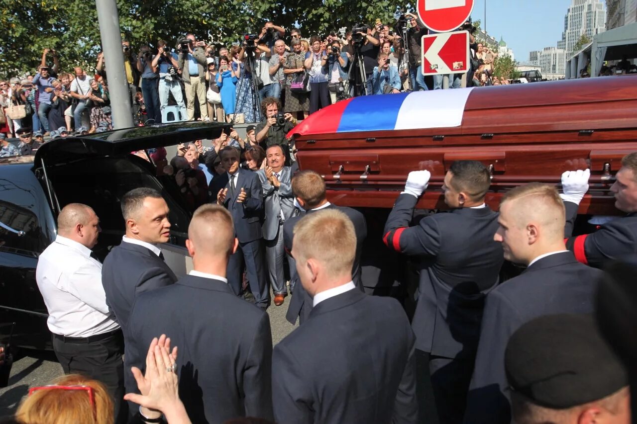 Иосиф кобзон похоронят. Иосиф кобзон похороны. иосиф кобзон могила. могила иосифа кобзона на востряковском кладбище. востряковское кладбище кобзон.