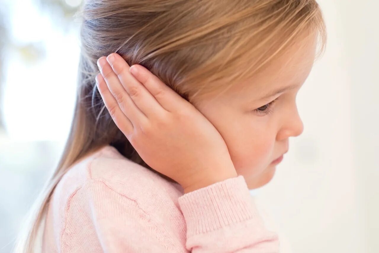 Внутренние боли у детей. Ребенок с больным ухом. Боль у детей.