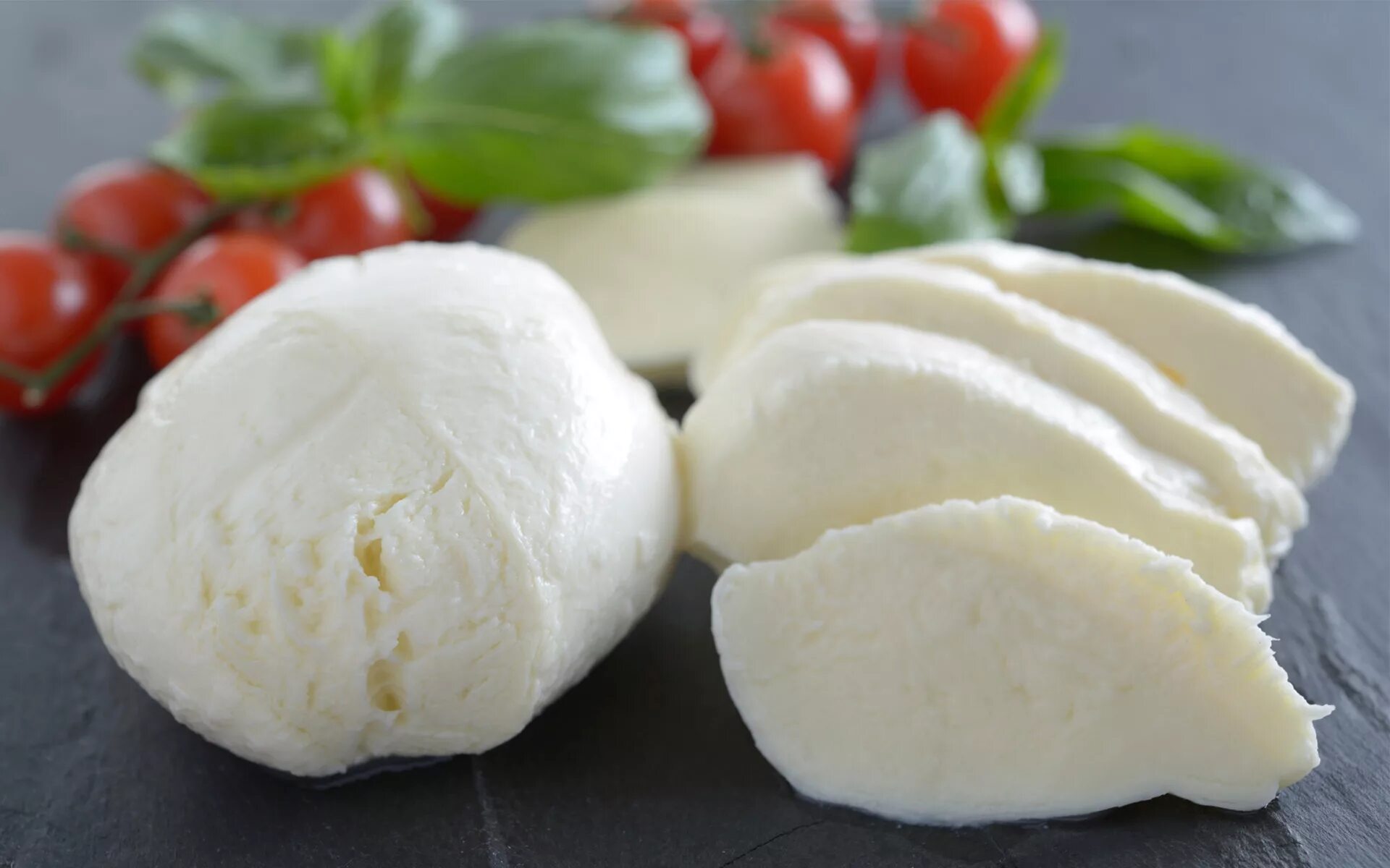 Сыр моцарелла италия. Моцарелла шарики. Моцарелла боккончини. Моцарелла mozzarella. Итальянская моцарелла.