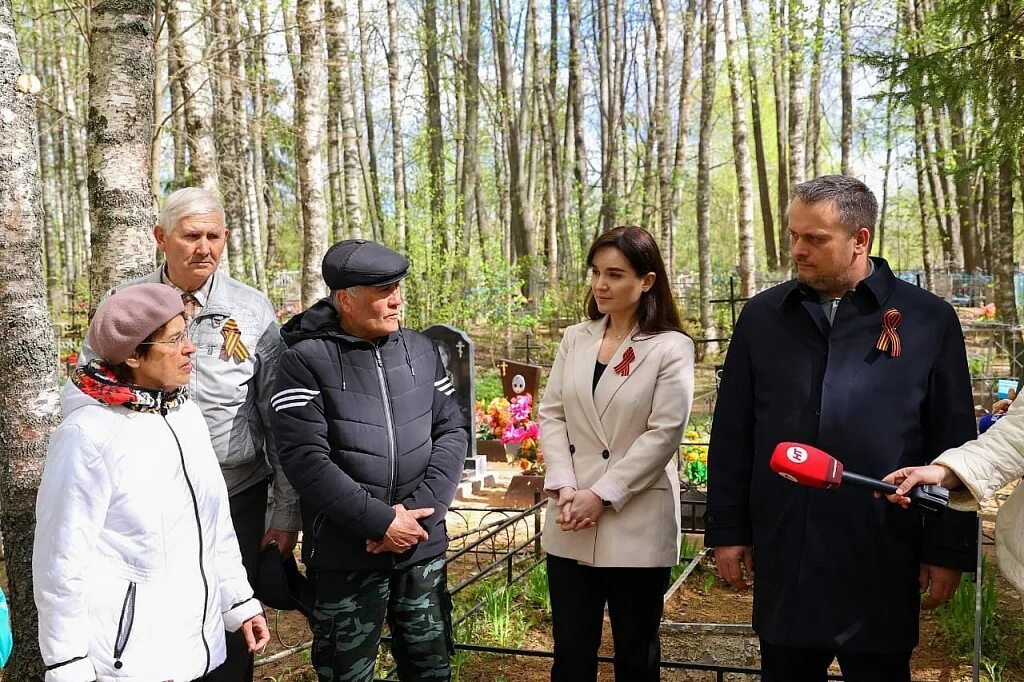 Курировать районы. Мемориал в Петрово Мошенской район.