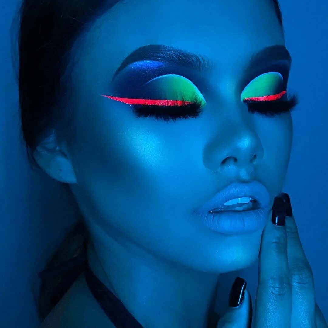 Glowing макияж. Яркий макияж. яркий неоновый макияж. неоновый макияж глаз. яркий креативный макияж.