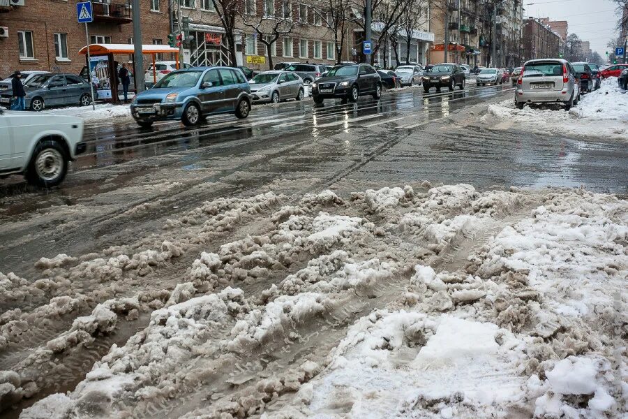 Мокрые улицы тает снег машины. Мокрый снег тает. Тает в Ростове-на-Дону. Фото мокрый снег в Ростове.