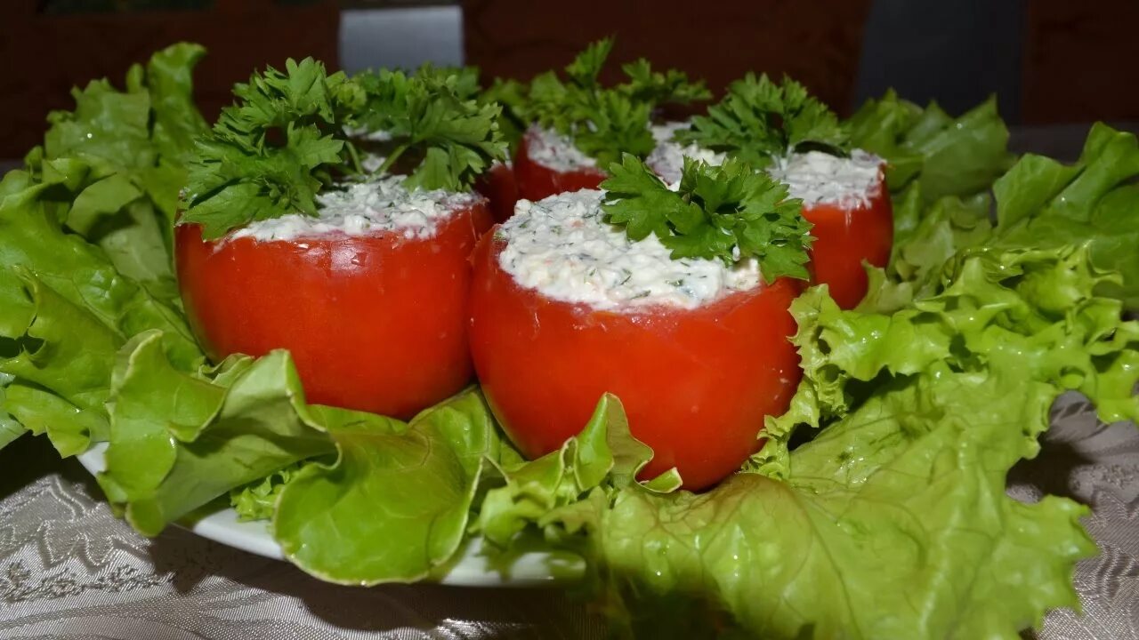 Рецепт закуски помидоры с чесноком. Помидоры фаршированные сыром. Помидоры фаршированные сыром и чесноком. Закуска из помидоров с чесноком и зеленью. Помидоры фаршированные творогом и зеленью.