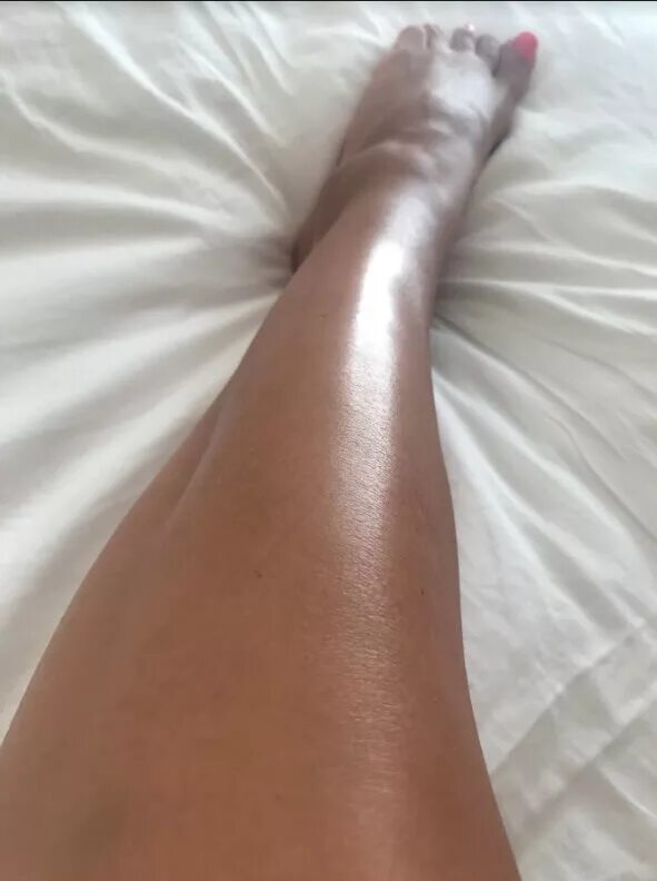 Блик на ногах. Жидкие колготки для ног. Почему блестят ноги. Почему блестят ноги. Почему блестят ноги.