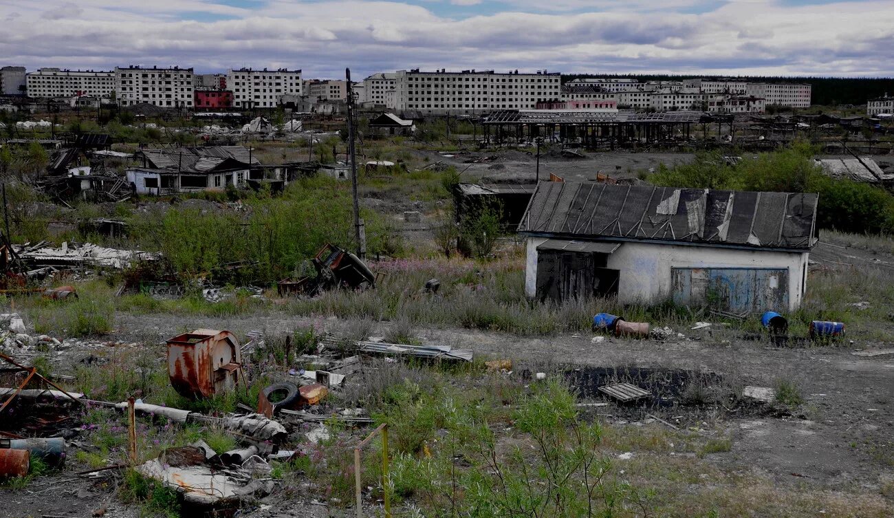 Япония заброшенный город-остров ганкаджима. Кадыкчан город-призрак. Юбилейный город призрак. Города призраки названия. Кадыкчан – поселок-призрак.