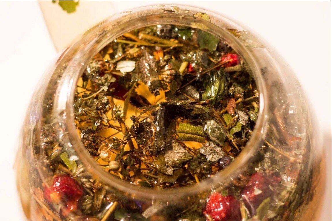 Саянский чай. Травяной чай в виде елочки. Травяной чай в жестяных банках. Ассортимент травяных чаев из Азербайджана.