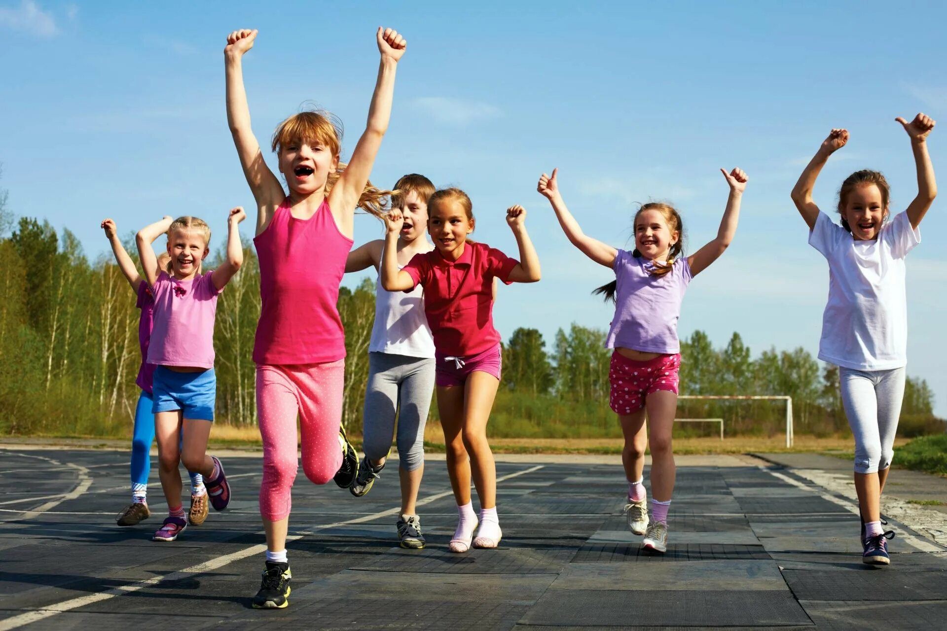 Ходьба врассыпную. Спорт дети. Спортивные занятия. Дети на физкультуре. Занятие физкультурой и спортом.