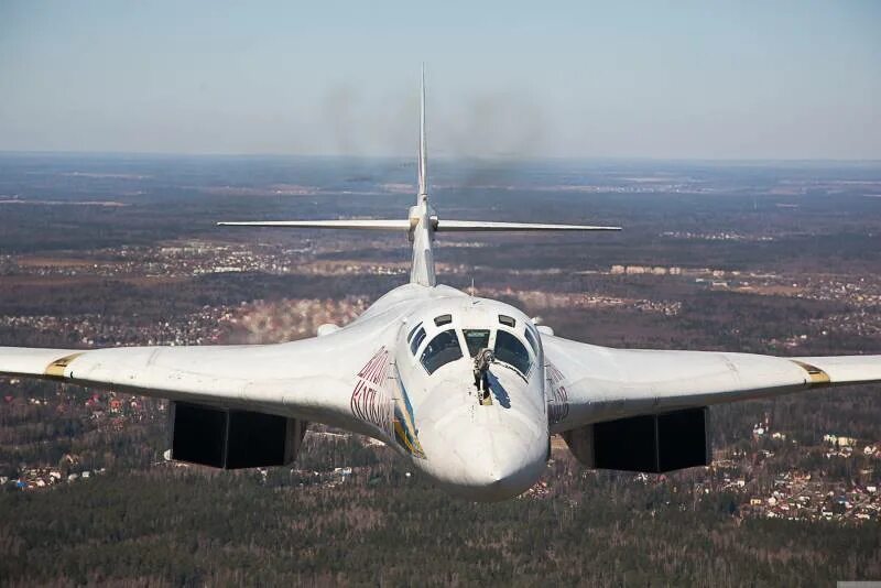 Ту-160 белый лебедь. Ту 160 скорость в км. Ту 160 скорость в км. Ту-160 сверхзвуковой самолёт. Белый лебедь самолет ту 160.