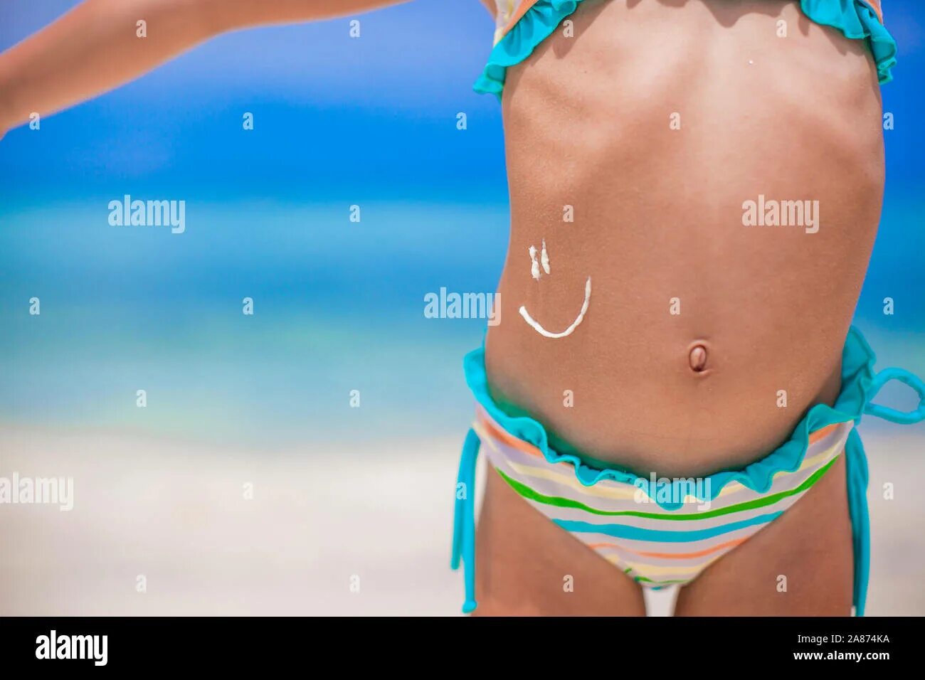 В купальнике без головы. Красивая фигура. Живот девочки в купальнике. Marloes horst бикини. Стройная фигура.