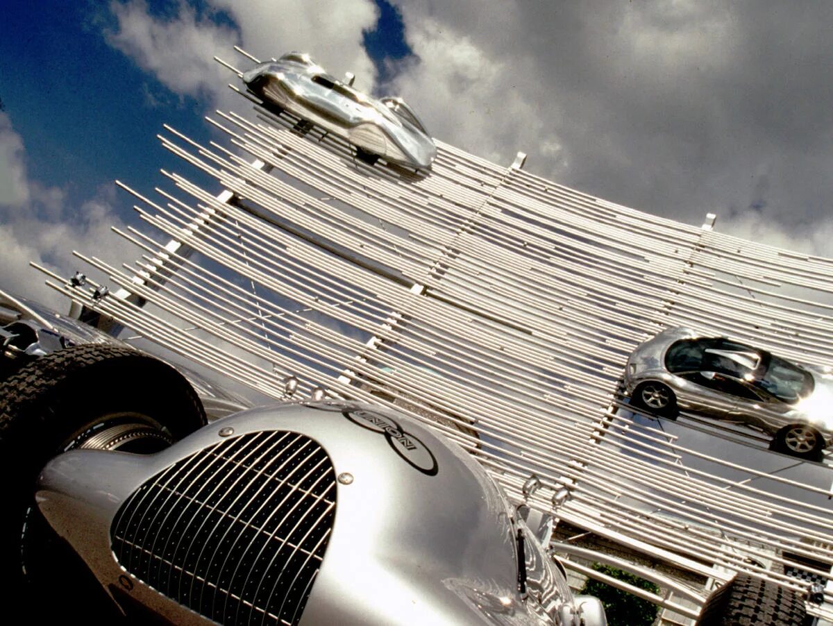 Gerry Judah. Памятник автомобилю Audi Гудвуд. Скульптура Ода Audi от Джерри Джуда. Gerry Judah “the Scroll”. Speed hold