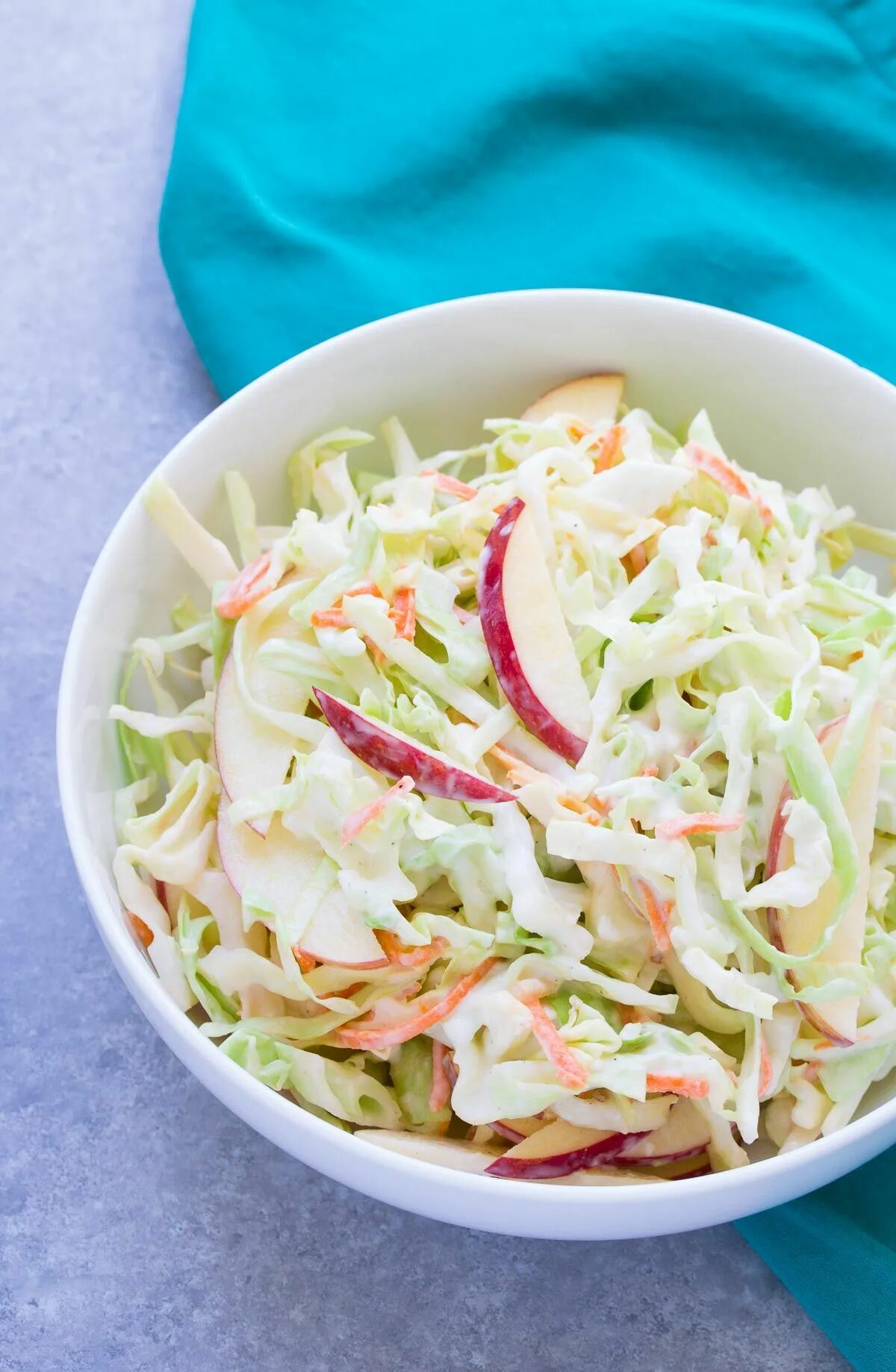 Из свежей капусты что можно. Салат капуста морковь яблоко. Coleslaw. Салат из капусты с яблоком. Салат с белокочанной капустой.