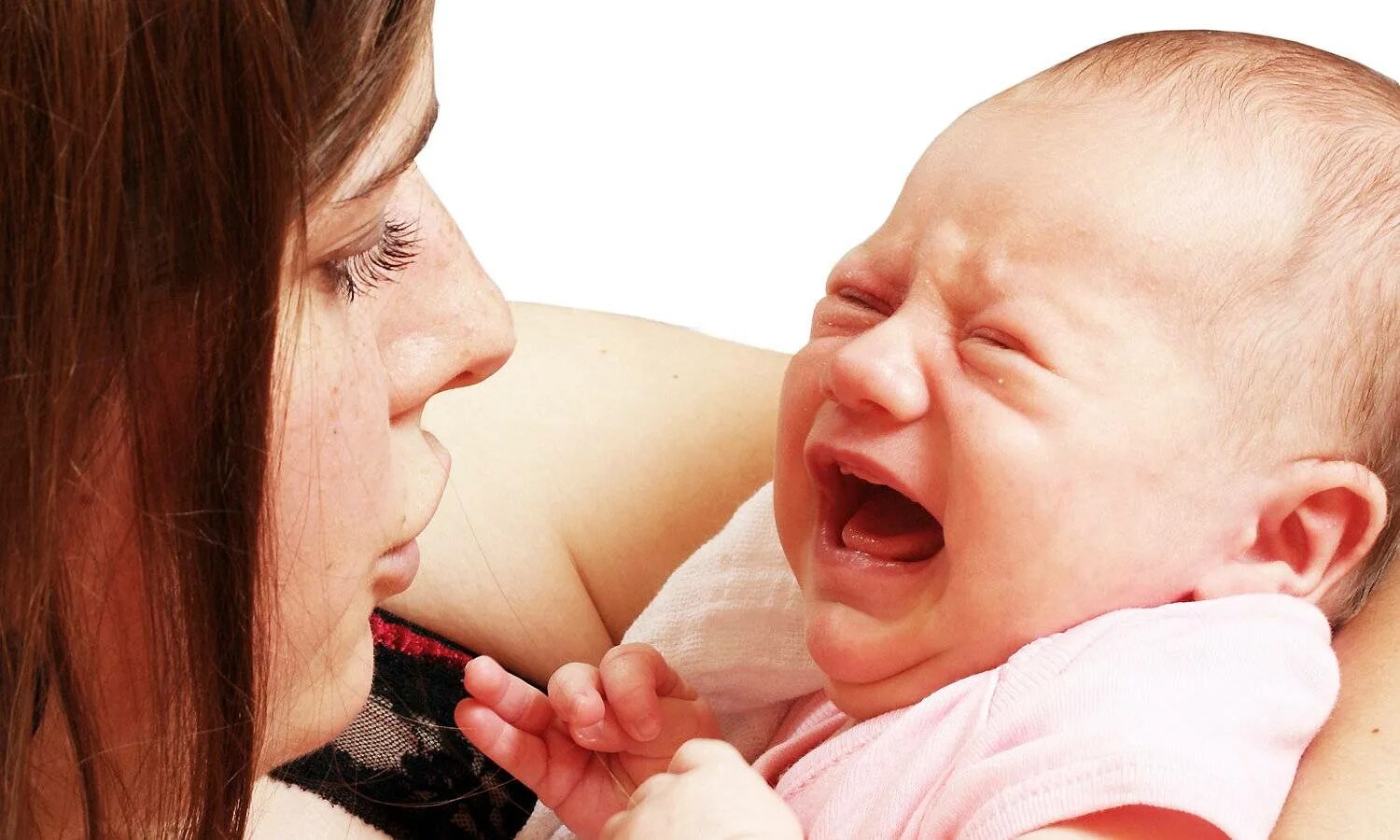 Ребенок плачет на груди. Младенец плачет. Грудной ребенок кричит. Новорожденный с мамой кормление. Мать плачет грудной ребенок.
