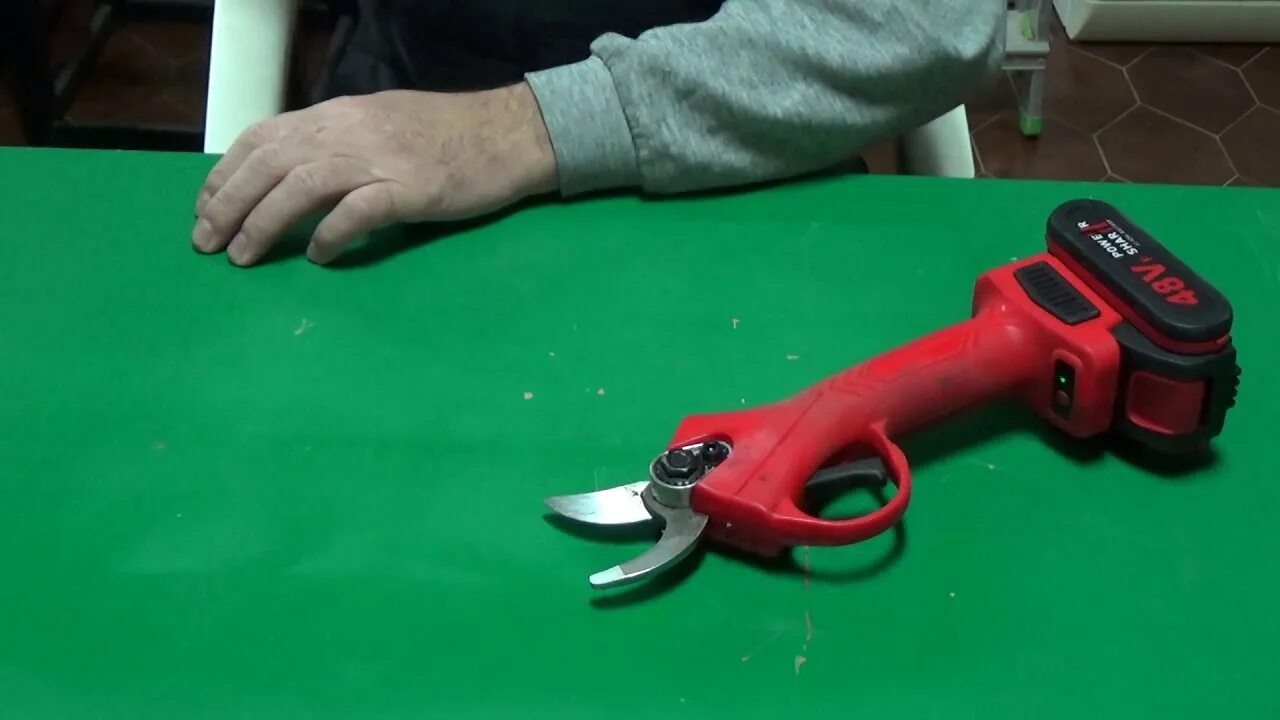 Как включить аккумуляторный секатор. Аккумуляторный секатор daewoo dagp 2516li set. garden master аккумуляторный секатор. алиэкспресс секатор аккумуляторный. garden master аккумуляторный элeктросeкaтор.
