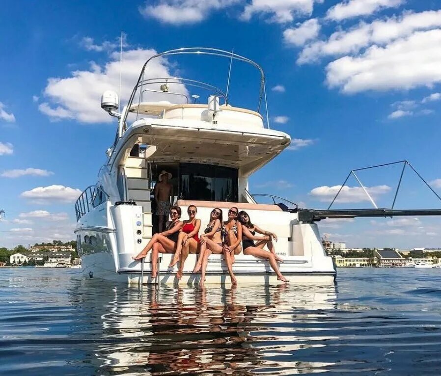 яхта пальма де сочи. прогулка на яхте в москве. яхта отрада москва. прогулка на яхте. прогулка на яхте москва.