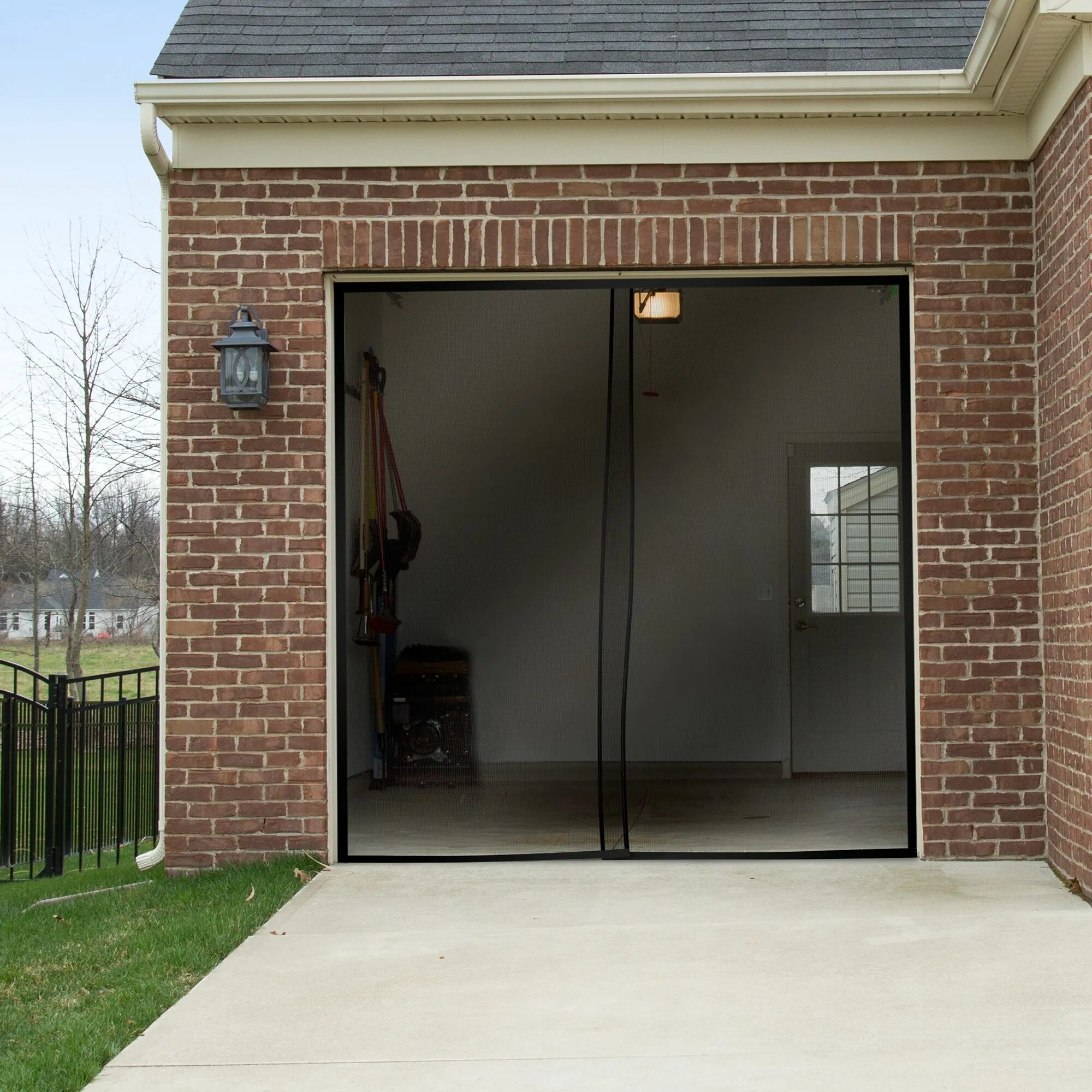 Гаражная дверь. Дверь из гаража в дом. Металлопластиковые двери для гаража. Двери уличные для гаража. Дверь гаража в доме