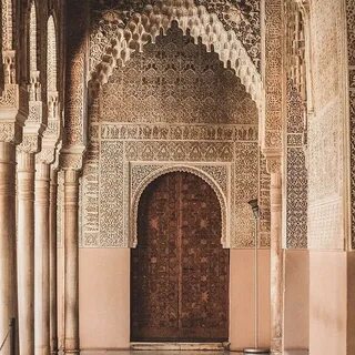 Maison alhambra dark door