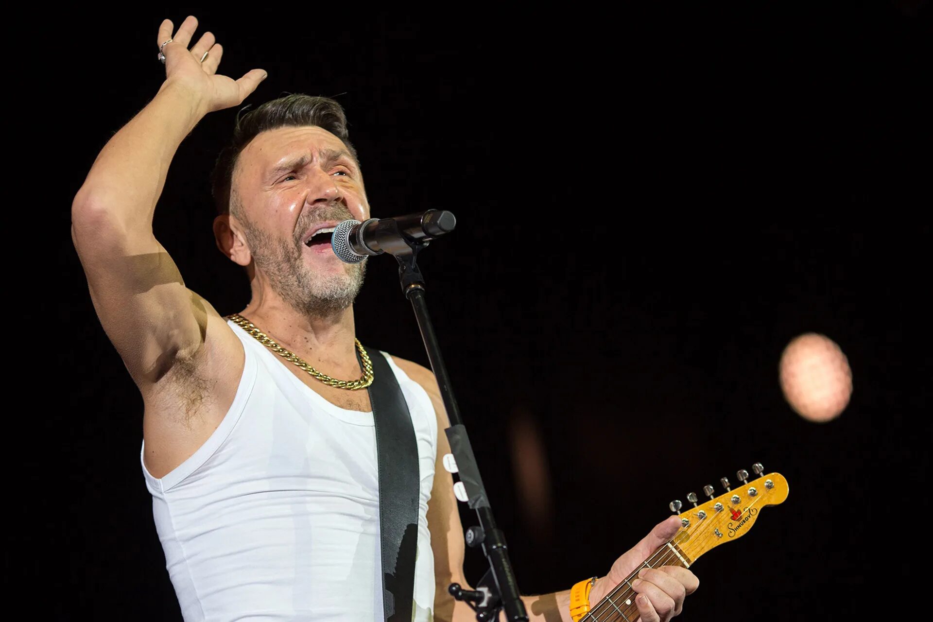 Шнур выступил. Сергей шнуров и группа ленинград. Сергей шнуров ленинград. Шнур выступил. Шнур в майке алкоголичке.