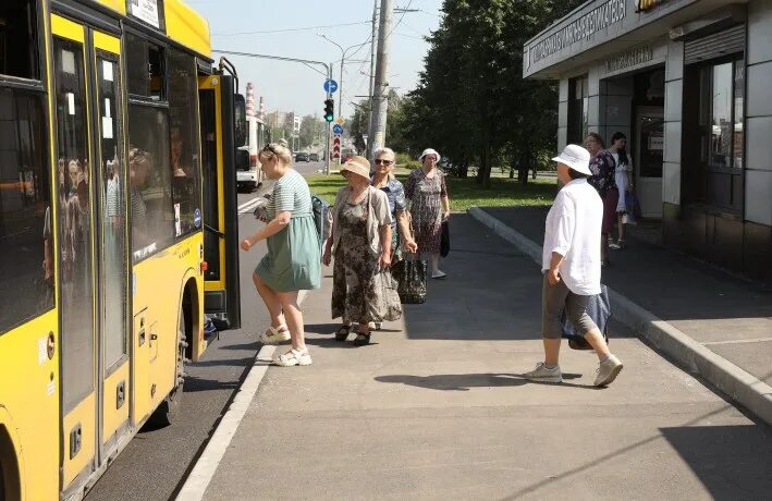 Саратов общественный транспорт. Общественный транспорт будущего. Женщина в автобусе.