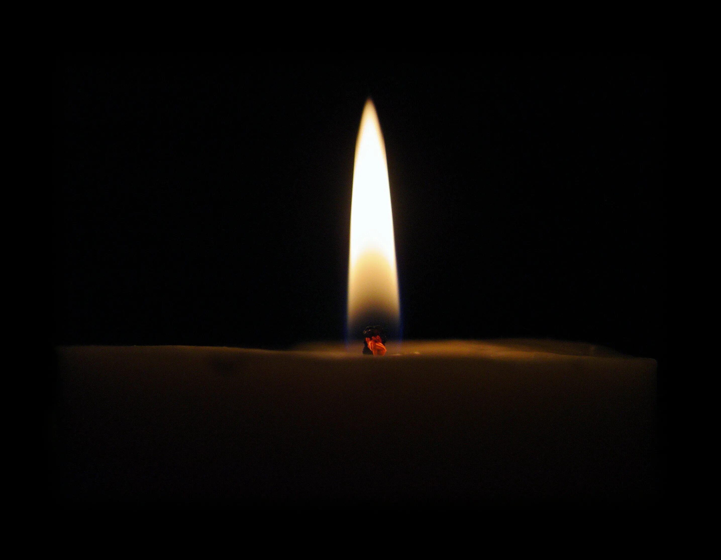 Видео горящей свечи на черном фоне. Горящие свечи. В пламени свечи. Горящая свеча. Горящая свеча на черном.