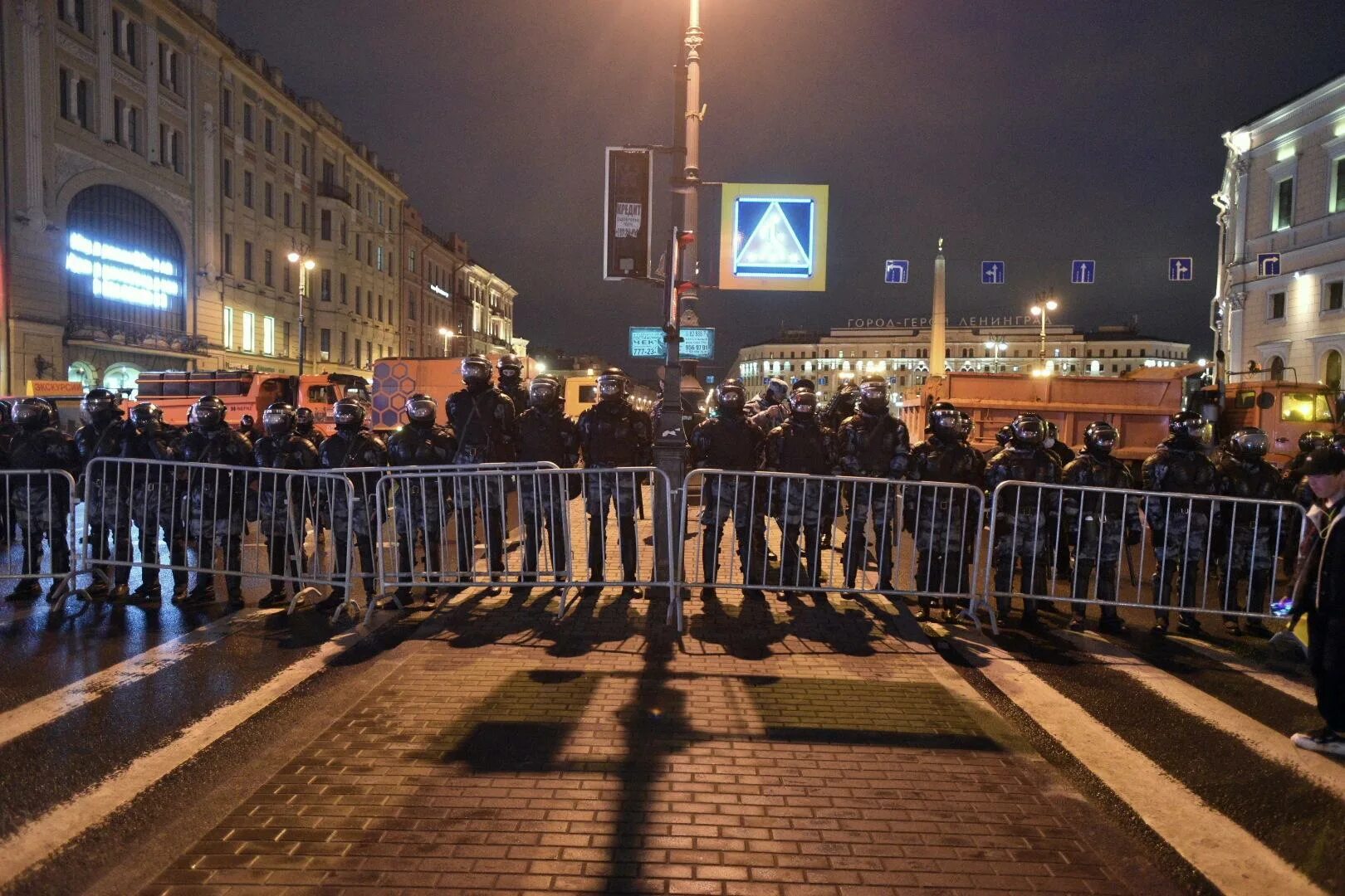 Питер 21 апреля митинг. Митинг 2022 Санкт Петербург. Петербург антивоенная демонстрация. Питер в апреле. Ход митинга