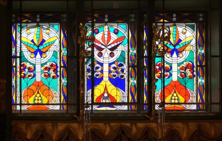 витражи метро гостиный двор санкт-петербург. витраж завод. романские витражи италии. витраж завод. витражный портрет.