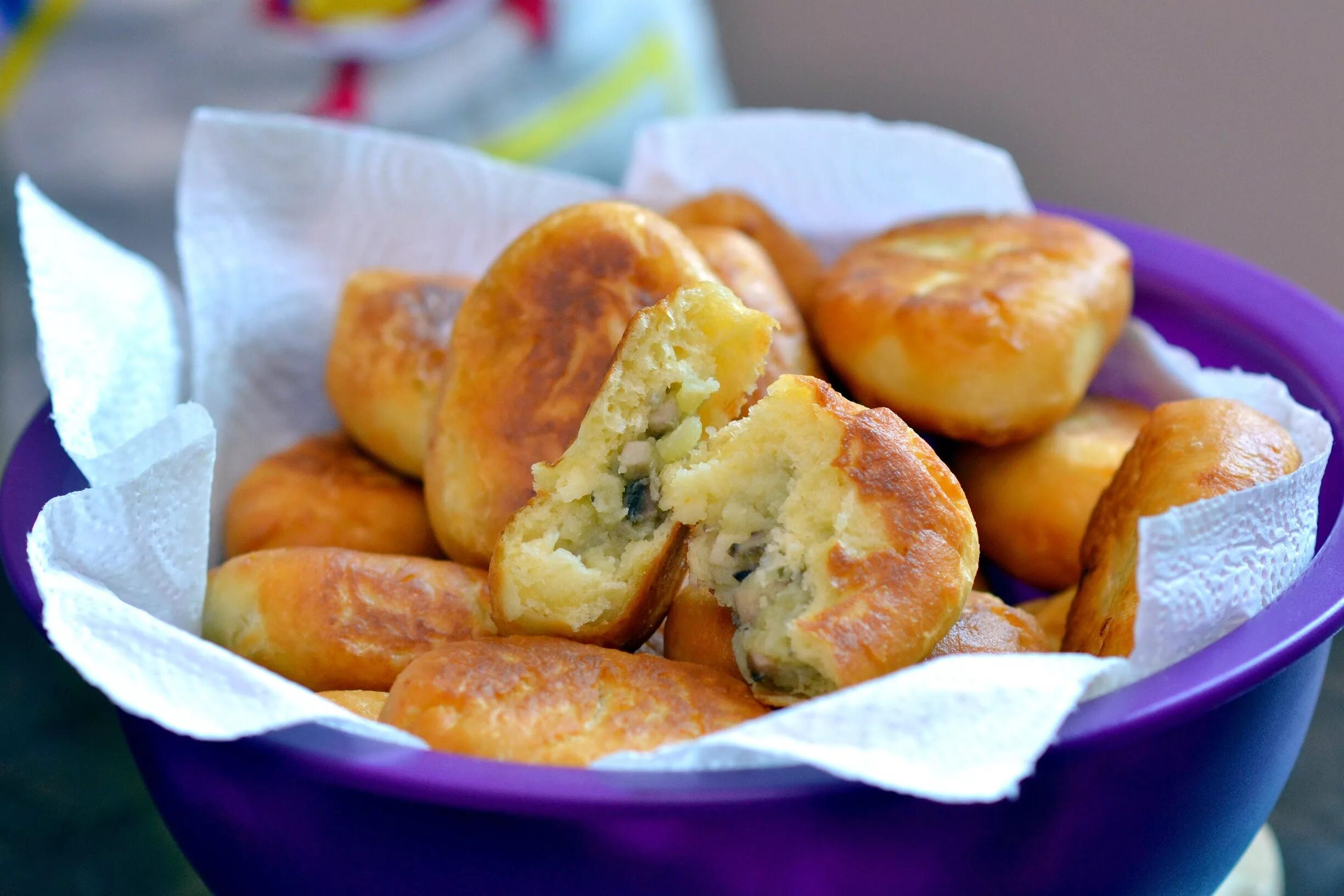 Дрожжевое тесто с жареным луком. Пирожки. Pirozhki s kortoshkoi. Пирожки с картофелем. Пиропирожок с картошкой.