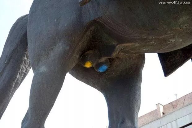 Огромные половые органы. Конь в Воронеже памятник с яйцами. Яйца коня. Медный всадник яйца коня.