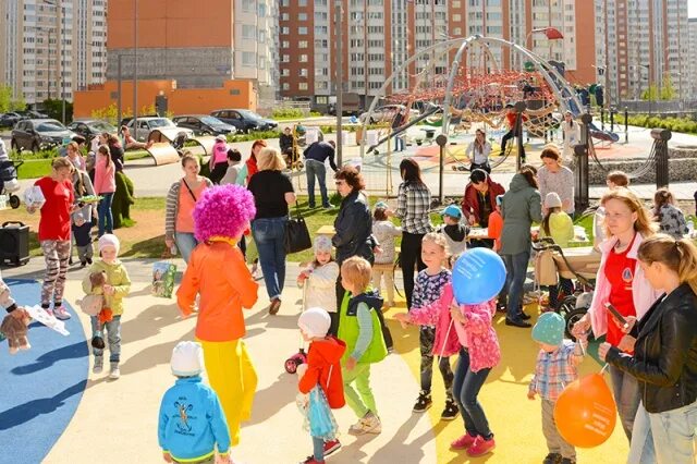 Молодежь омска. Школа 1015 новопеределкино. Сцена в новопеределкино на 9 мая. Праздник новопеределкино. Школа 1238 новопеределкино.